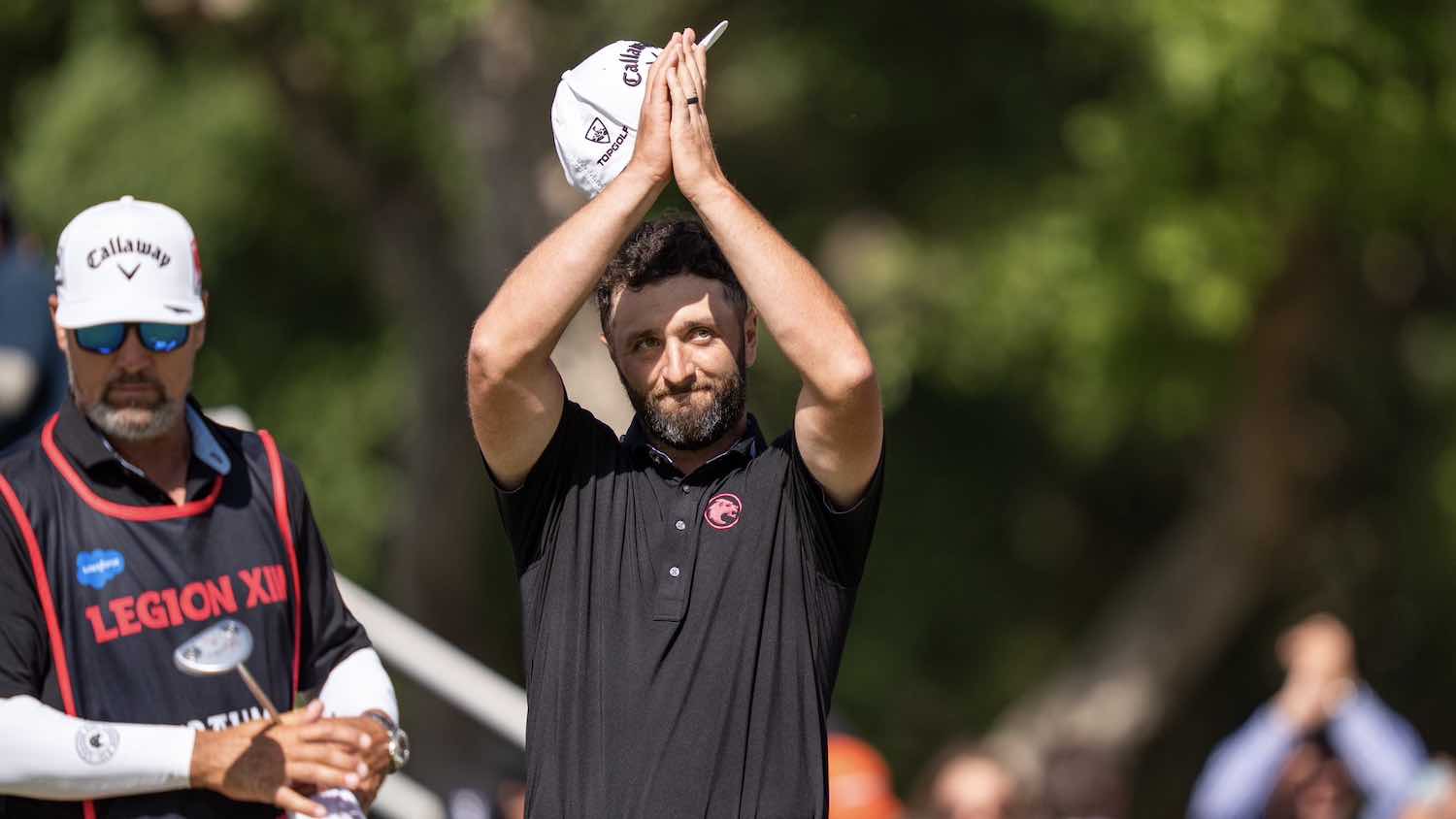rahmlivandalucia26domingo Jon Rahm saluda al público en el hoyo 18 de Valderrama. © LIV Golf