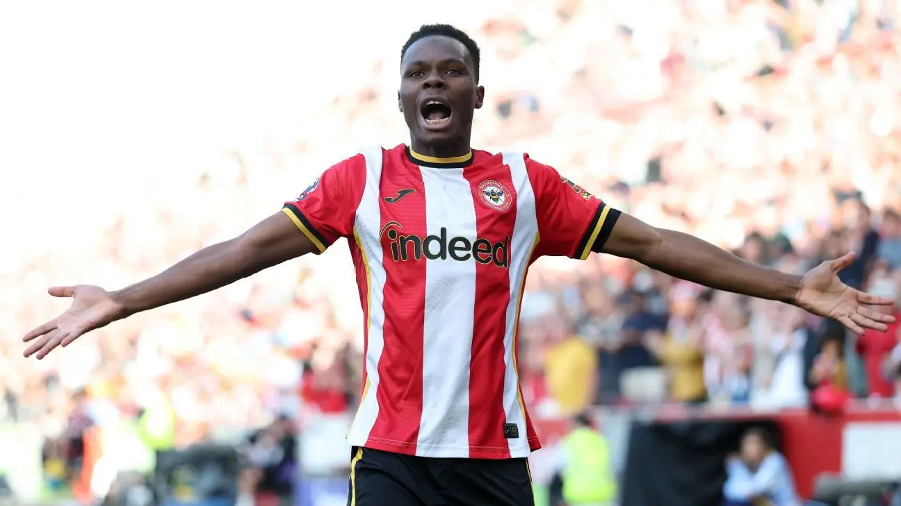 Mamadou Sangaré célébrant avec les bras écartés dans le maillot rouge et blanc de Southampton FC