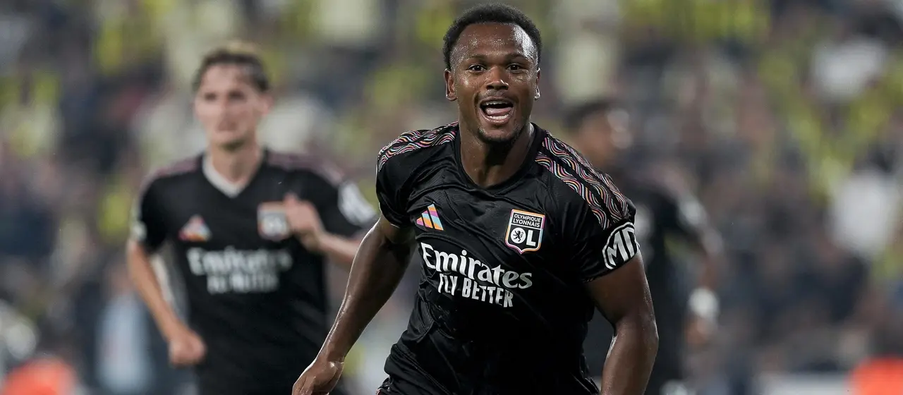 Loïs Openda célèbre son but contre Fenerbahçe