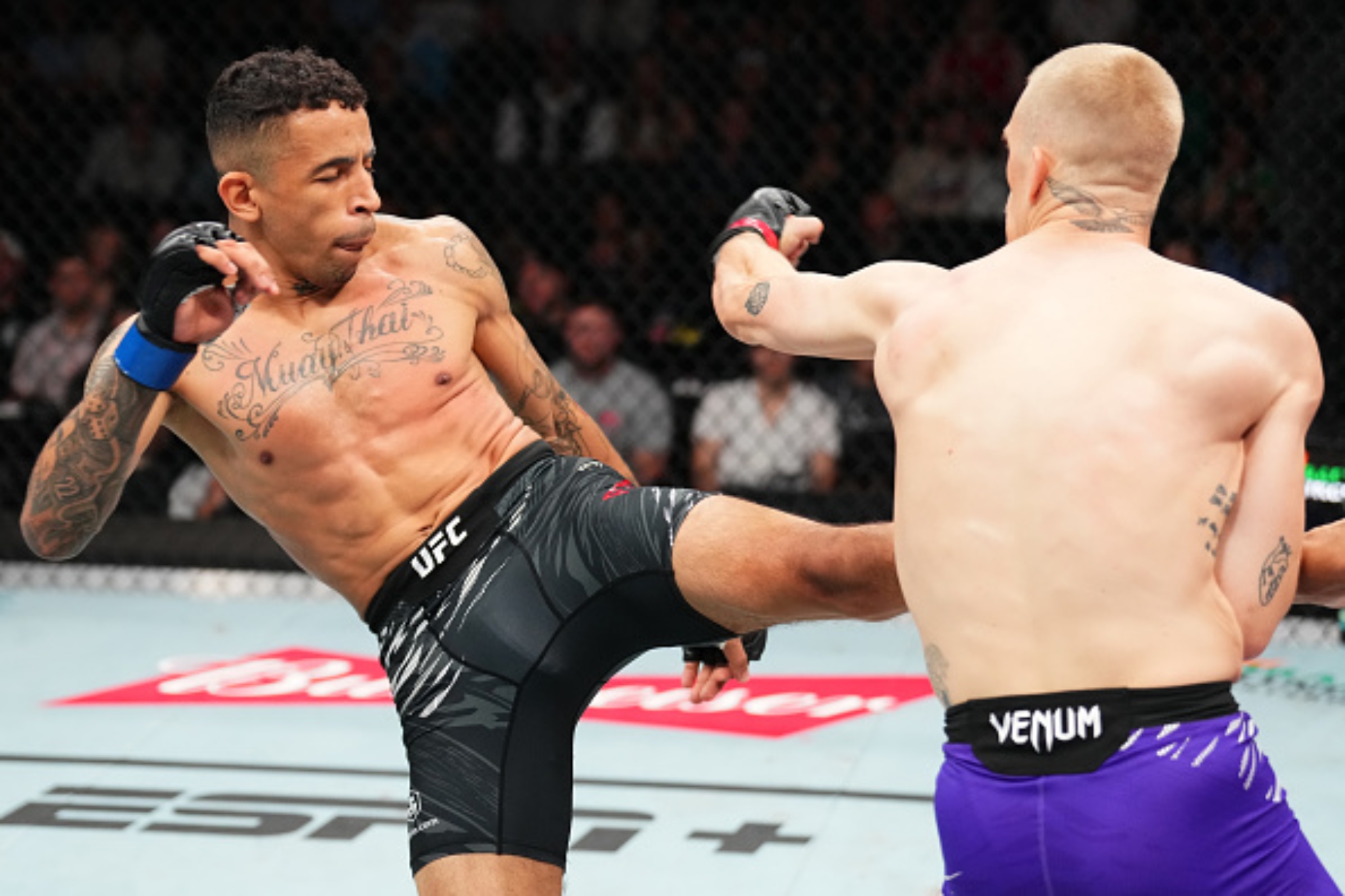 Ian Garry et Carlos Prates pendant leur combat.