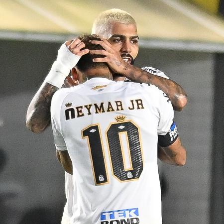 Neymar et Gabigol célèbrent le but du Santos contre le Macará
