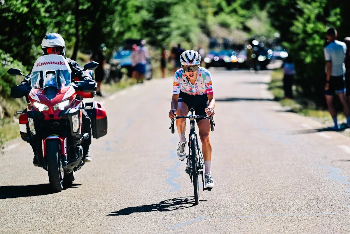 Tour de France Femmes 2026 : Kasia Niewiadoma accuse Demi Vollering et sa formation d’un geste dangereux contre les barrières