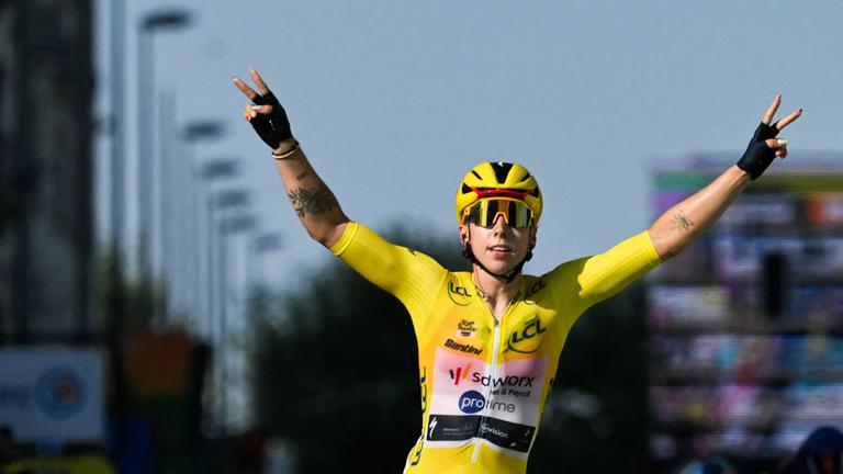 Lorena Wiebes (Pays-Bas) défend le maillot jaune.