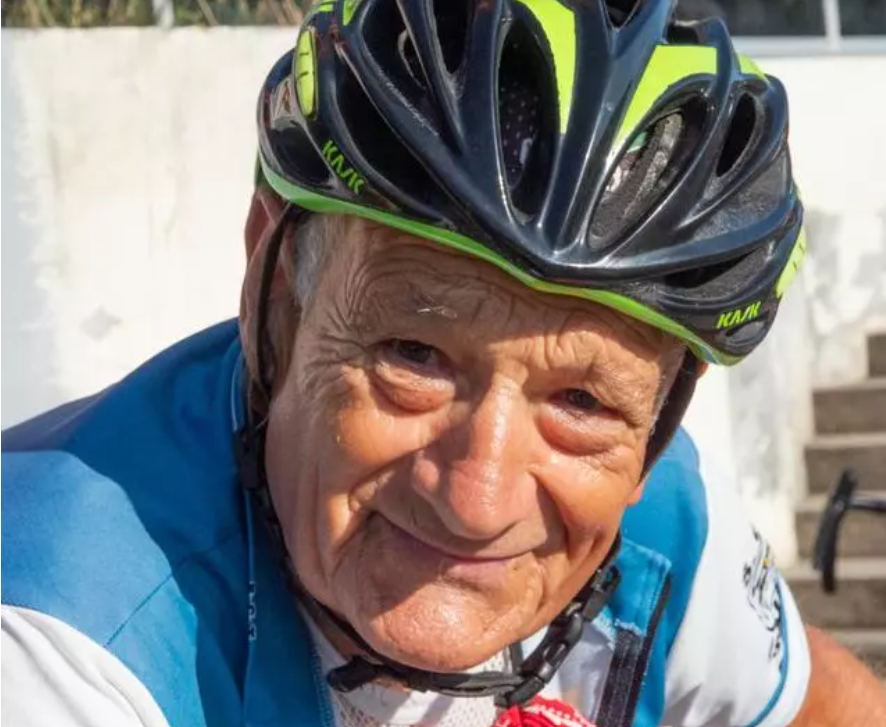 Juan José Sevillano, de 85 años, empedernido ciclista que sube el Pajares para ir a comer al Ezequiel.