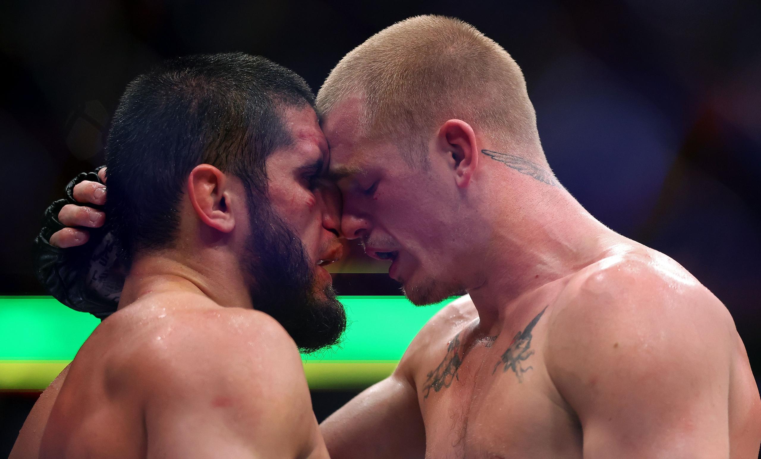 Islam Makhachev et Ian Garry lors d'un combat du titre des poids welter à l'UFC 330