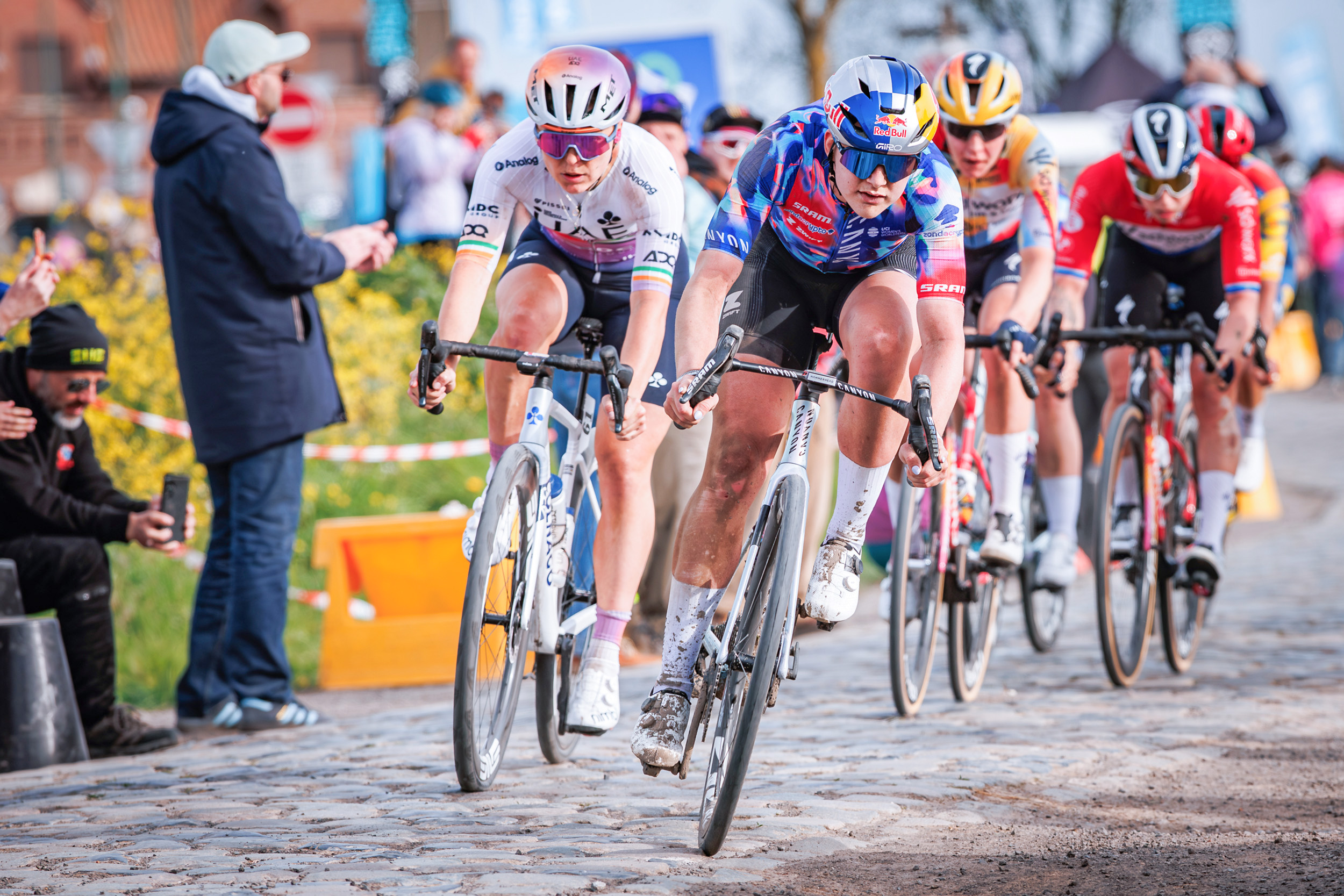 Lara Gillespie mène le peloton sur un secteur pavé lors de Paris-Roubaix Femmes