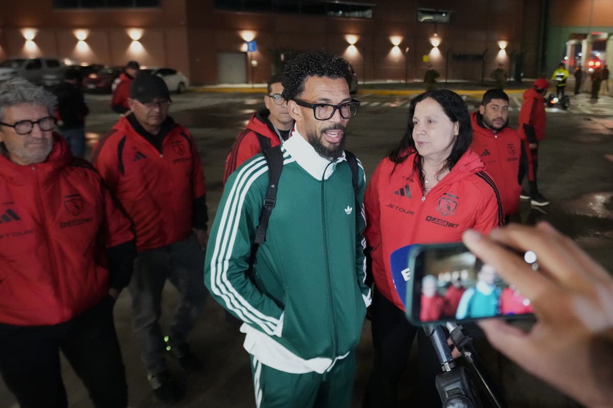 Vozinha débarque au Chili pour rejoindre Colo Colo après des retards qui ont alimenté les doutes sur son transfert