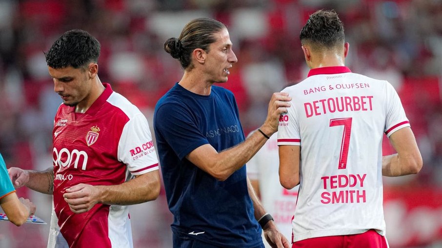 Filipe Luís dirige les joueurs de Monaco durant un match