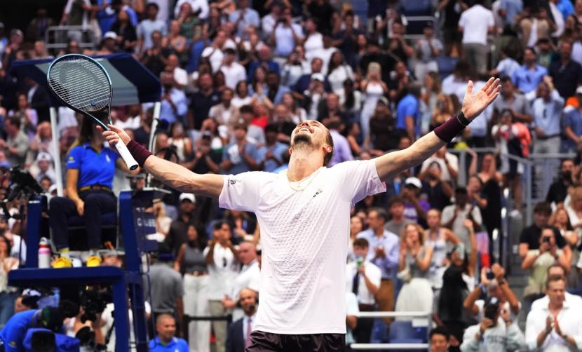 Alexander Zverev lève les bras après sa victoire à l’US Open face à Ben Shelton.