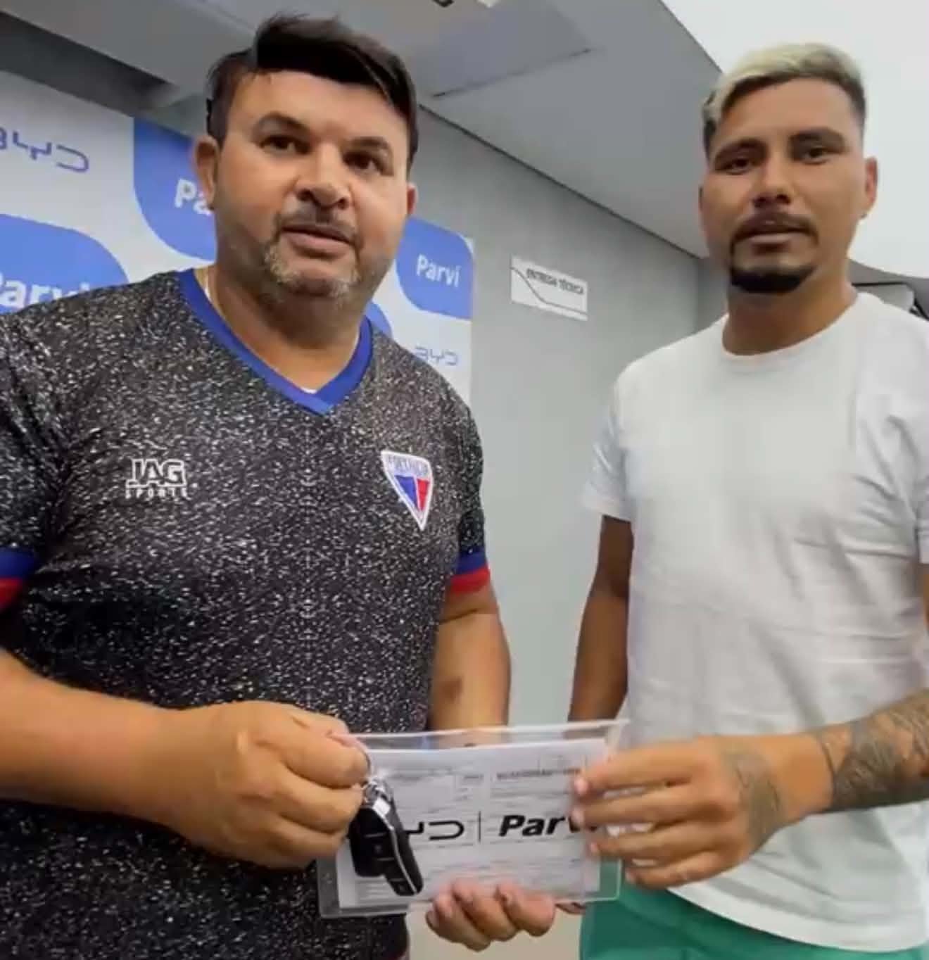 Une dirigeante remet une voiture à un attaquant et signe un contrat jusqu’en 2030 dans le football amateur du Cariri