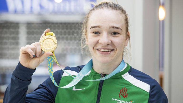 Amy Broadhurst avec sa médaille d’or des Jeux du Commonwealth 2022.