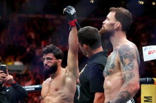 Arman Tsarukyan célèbre après avoir infligé un KO à Mauricio Ruffy lors de son combat léger UFC 331.