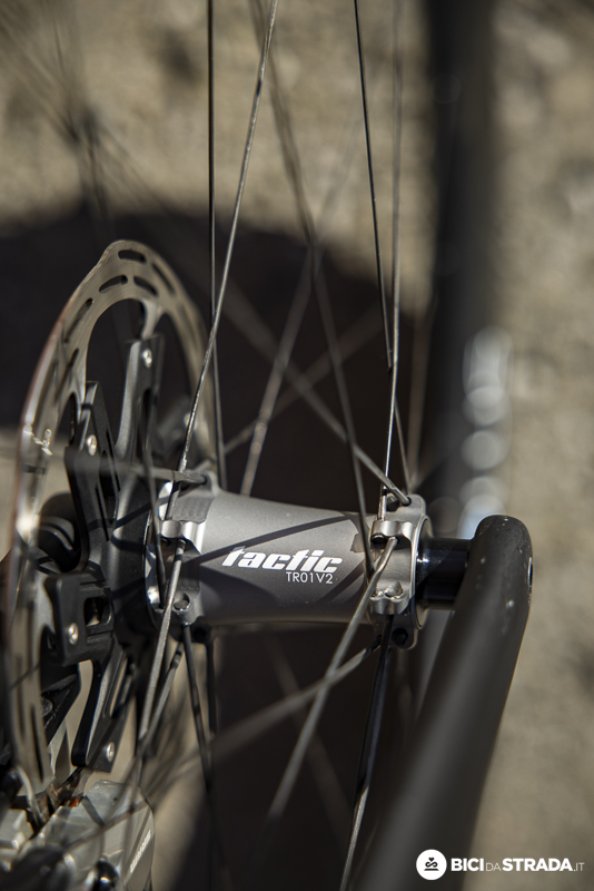 Détails moyeux et roues du vélo de Ciccone