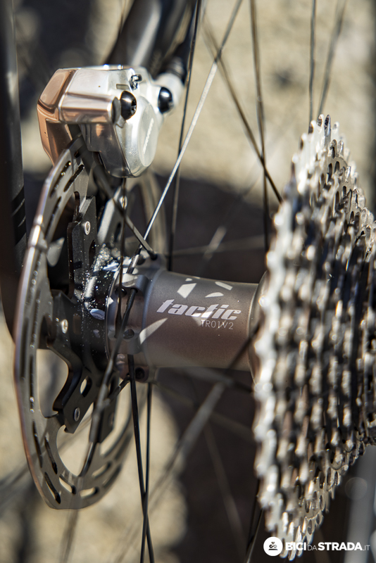 Autre vue des roues et composants du vélo de Ciccone