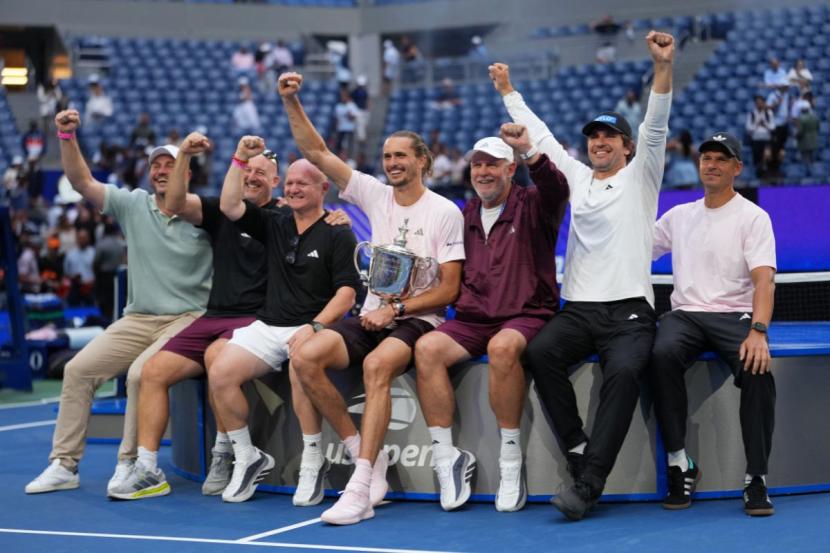 Alexander Zverev célèbre sa victoire à l’US Open en compagnie de son père, de son frère et de son équipe.