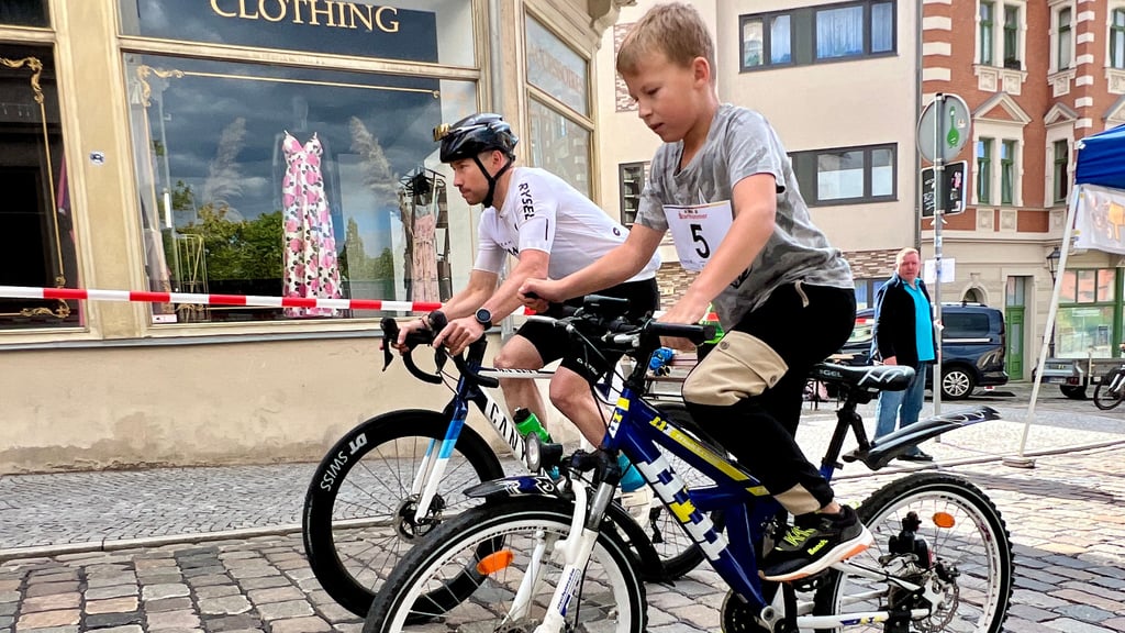 Zahlreiche Teilnehmer gingen beim Berg-Zeit-Fahren an den Start. Darunter auch Triathlet Patrick Gonschorek (l.), aber auch der zehnjährige Güstener Noah Joél.