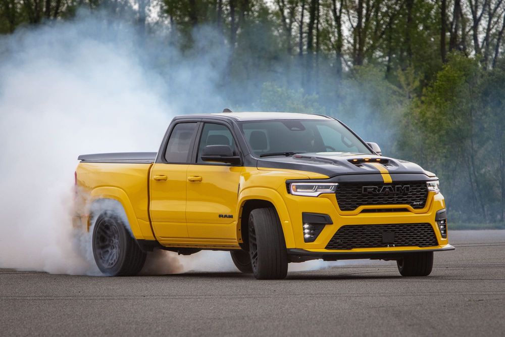 Dana White achète deux Ram Ram 1500 Rumble Bee SRT et SRT-10 lors d'une enchère