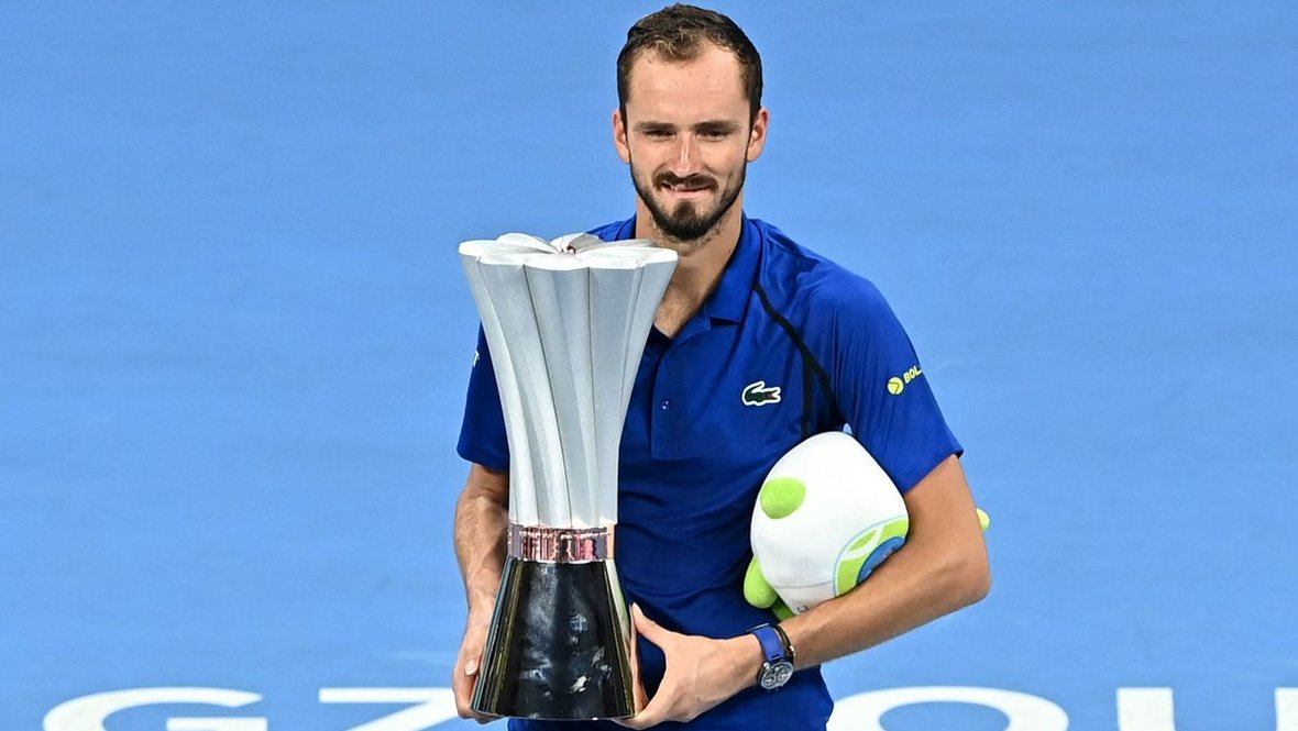 Daniil Medvedev remporte un duel 100% russe à Hangzhou — il bat Andreï Roublev en finale