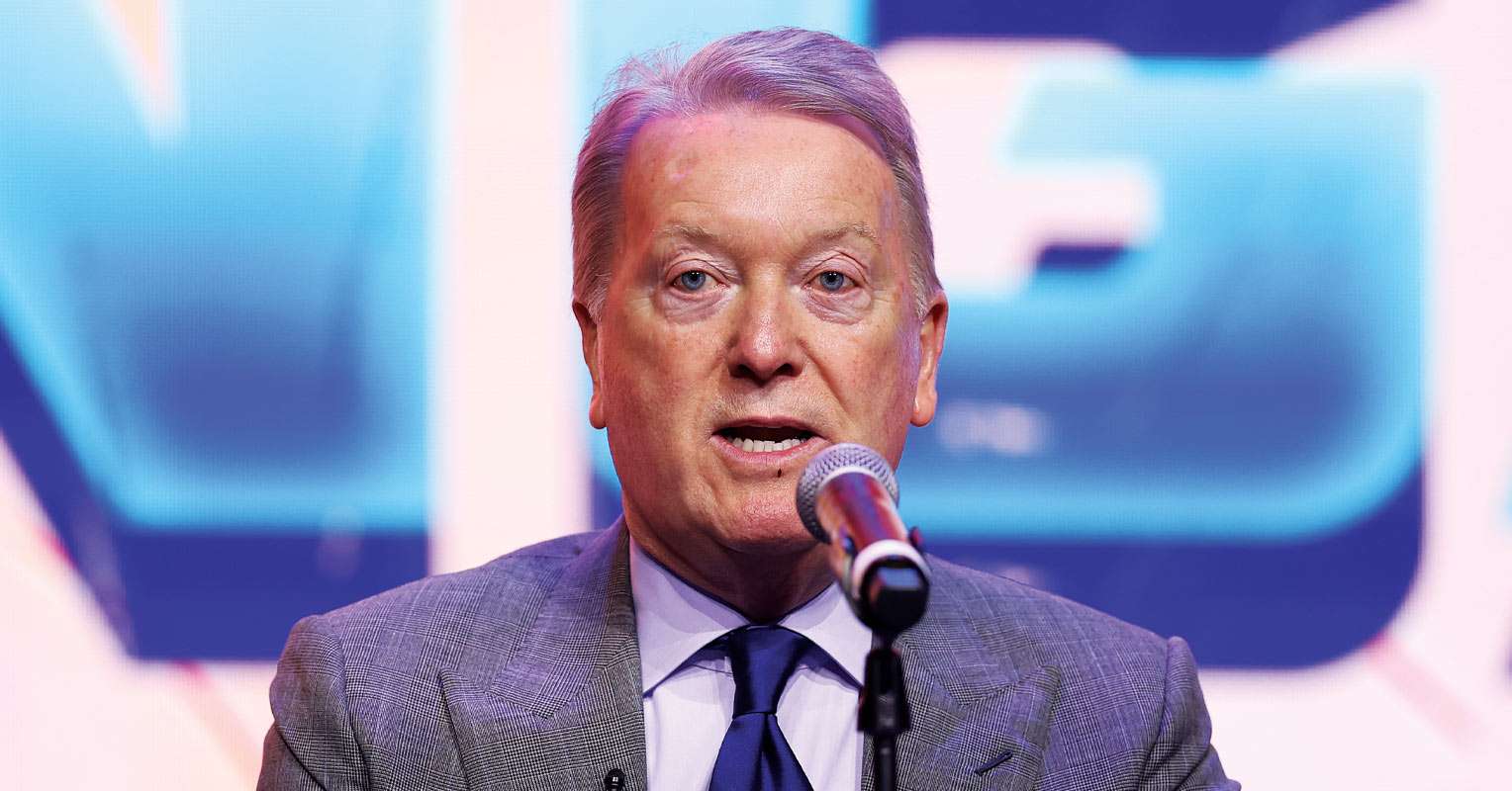 Frank Warren estime que la star britannique de la boxe devrait désormais prendre sa retraite après une défaite écrasante