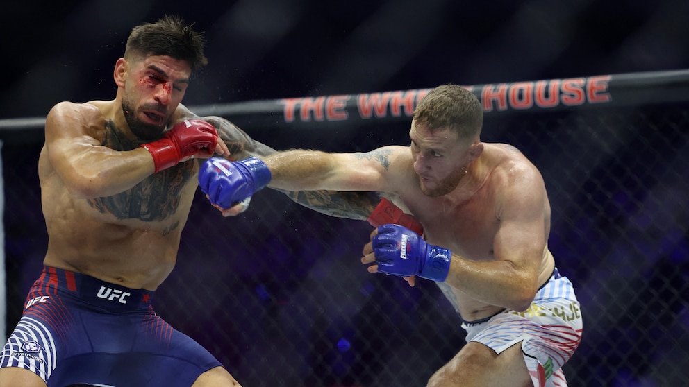 Ilia Topuria et Justin Gaethje lors du combat à la Maison-Blanche