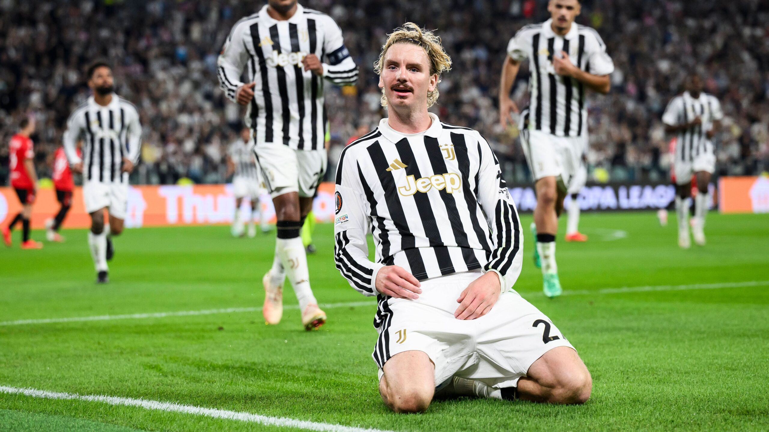 Geste remarquable d'un coéquipier : Nick Woltemade marque son premier but pour la Juventus