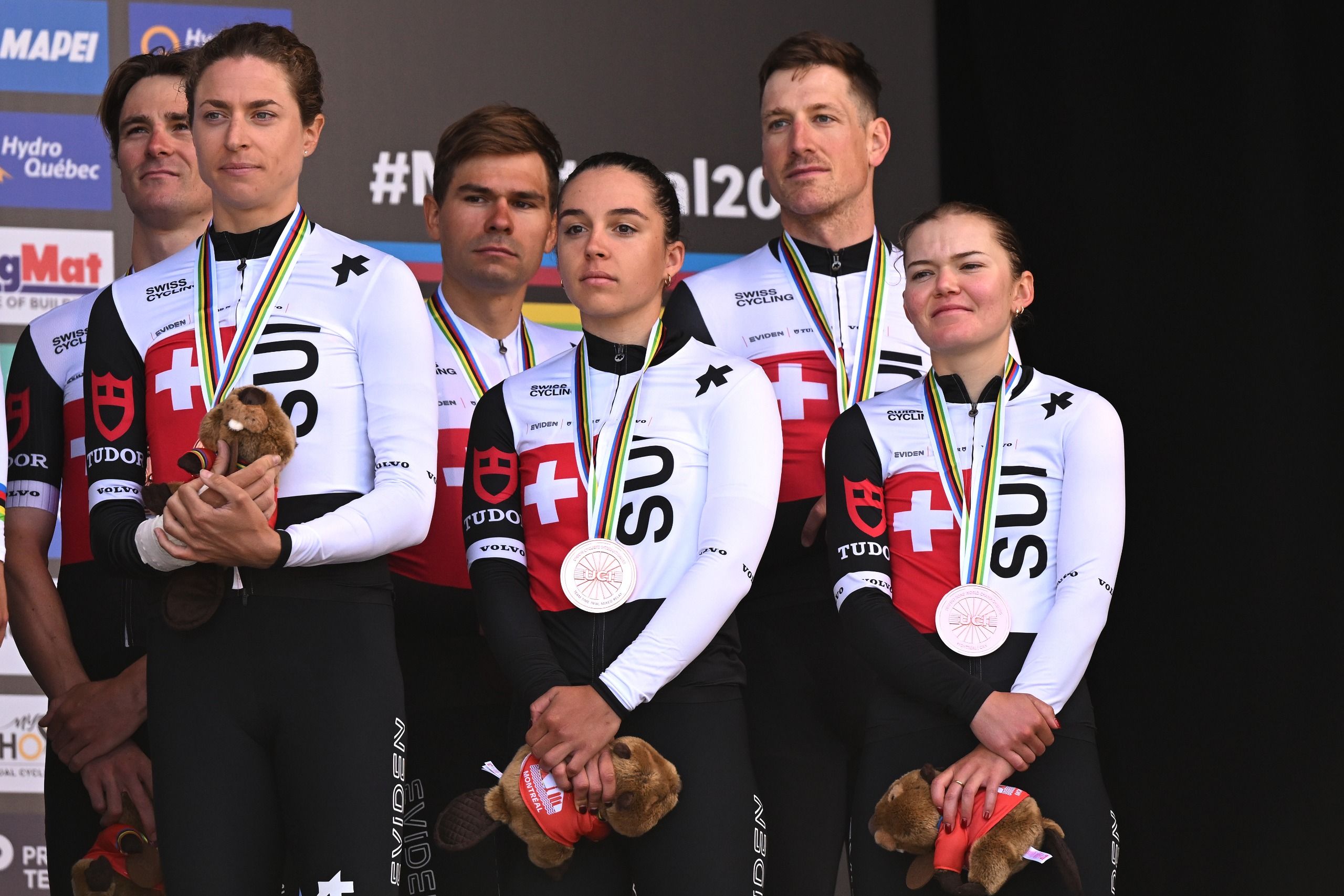 Je n’ai jamais ressenti un tel malheur sur un podium : la Suisse se contente du bronze au relais mixte après la sortie précoce de Stefan Küng sur un souci mécanique
