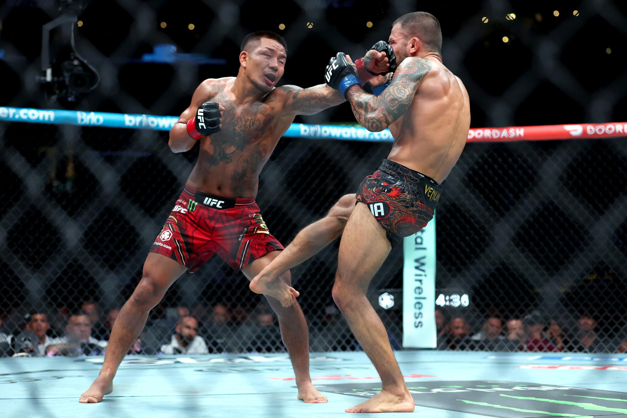 Joshua Van frappe Alexandre Pantoja lors de leur combat UFC 331 pour le titre des poids mouches au Crypto.com Arena samedi.