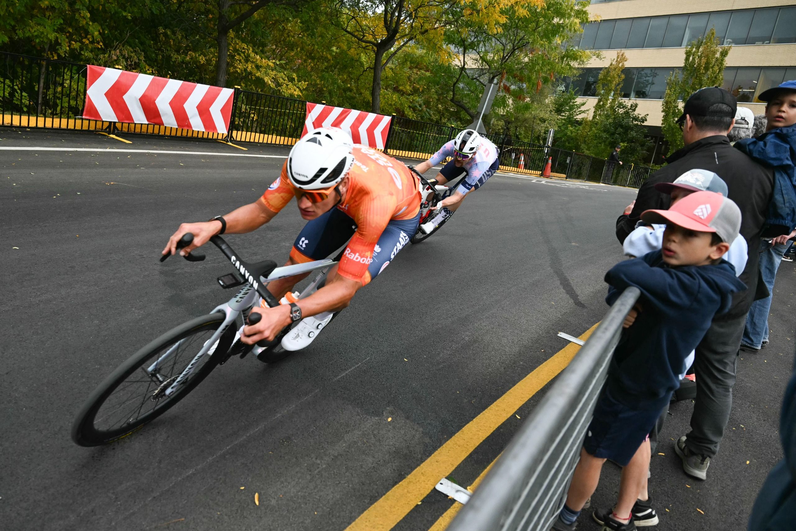 La plus belle course ? Sans oreillettes — Mathieu van der Poel décroche le bronze dans un sprint chaotique aux Mondiaux à Montréal