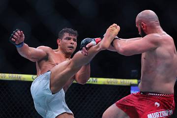 Azamat Murzakanov (rouge) affronte Paulo Costa (bleu) lors de l’UFC 327.