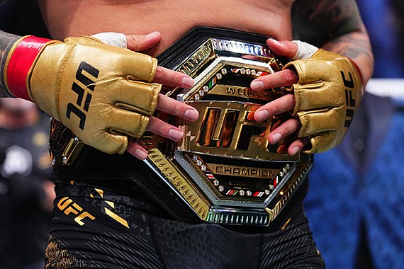 Tom Aspinall pourrait perdre son titre de champion des poids lourds de l'UFC alors que Dana White prévoit des pourparlers