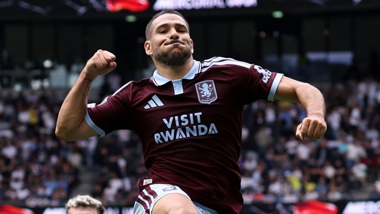 Emi Buendia célèbre le troisième but d'Aston Villa contre Tottenham