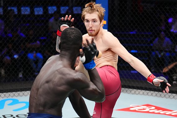 Un combattant de l'UFC affirme ne voir ses adversaires clairement que lorsqu'ils se rapprochent