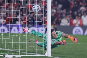 Beltrán en acción, dueño de los guantes de River Plate