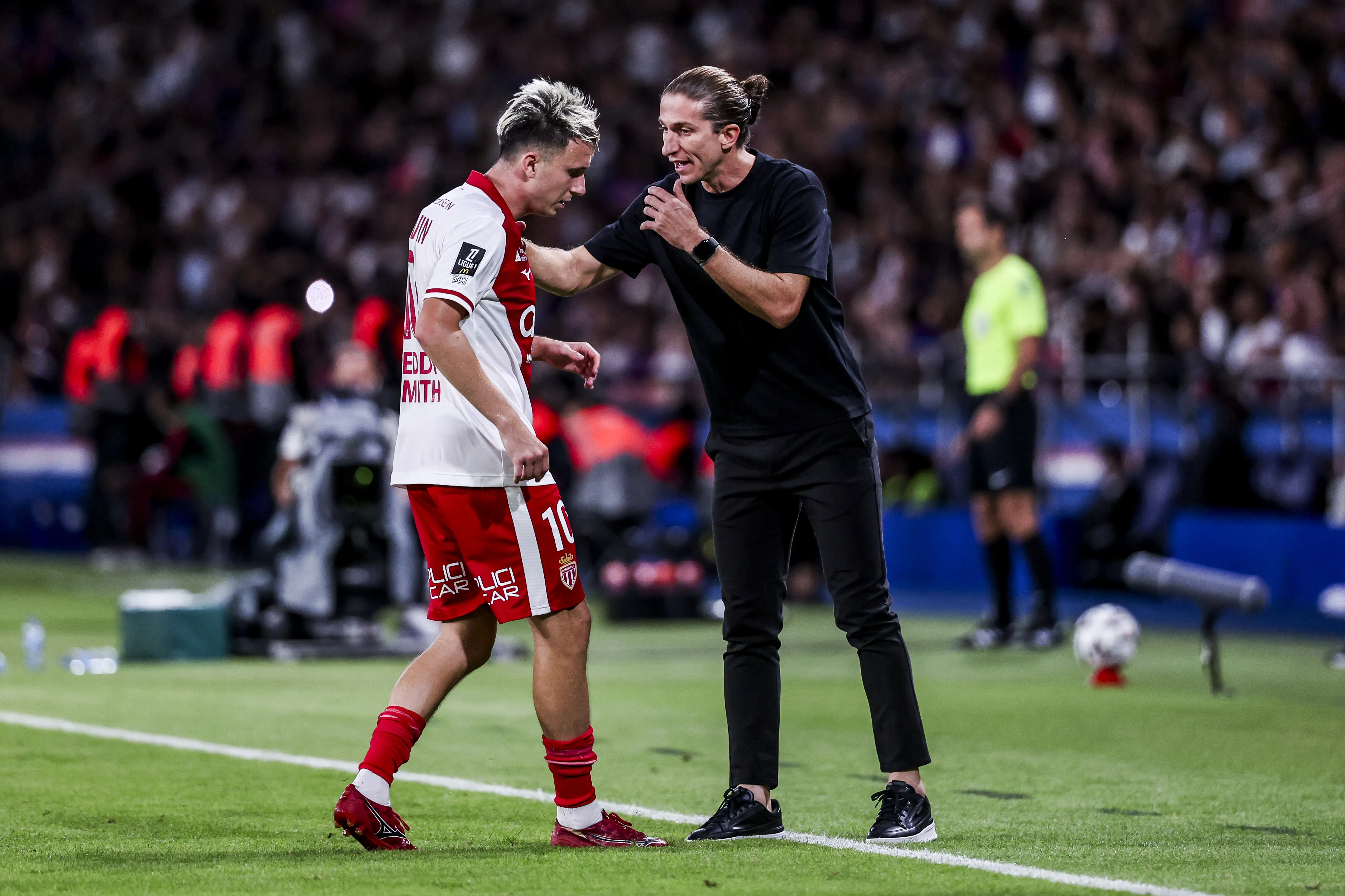 Filipe Luís dirige Golovin pendant un match du Monaco