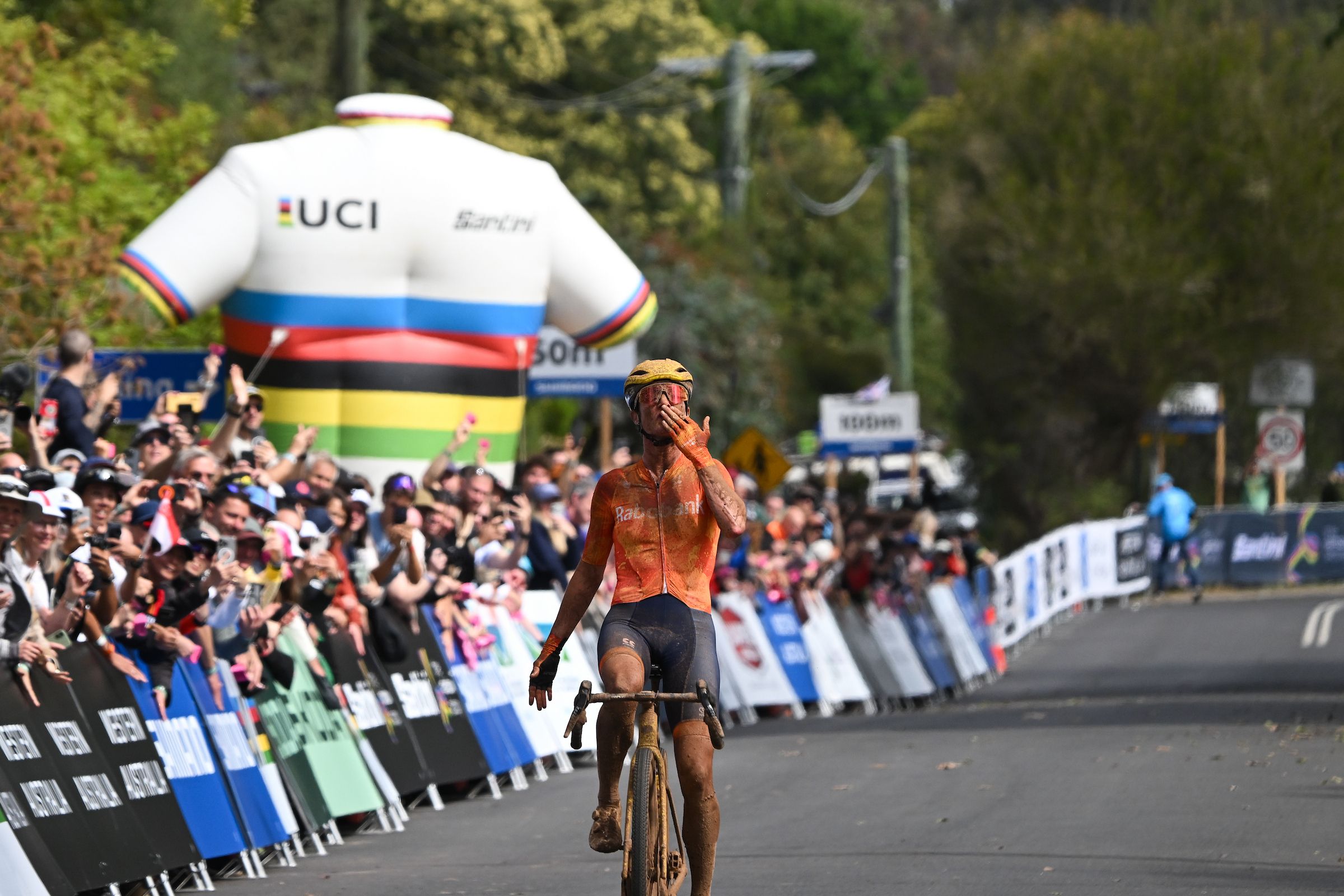 Comme il s’est produit : chute tardive, et les Néerlandaises confirment leur domination aux championnats du monde UCI de Gravel féminin sur route boueuse