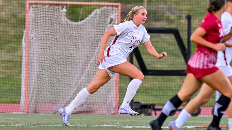 Football féminin s’impose face à Fordham sous la pluie