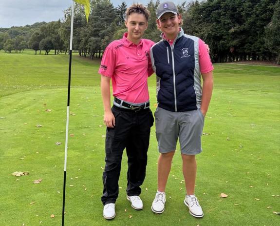 TJ Berry (à droite) sourit aux côtés d'Eddie Hodgson après leur victoire dans la finale des Inter-Club Foursomes
