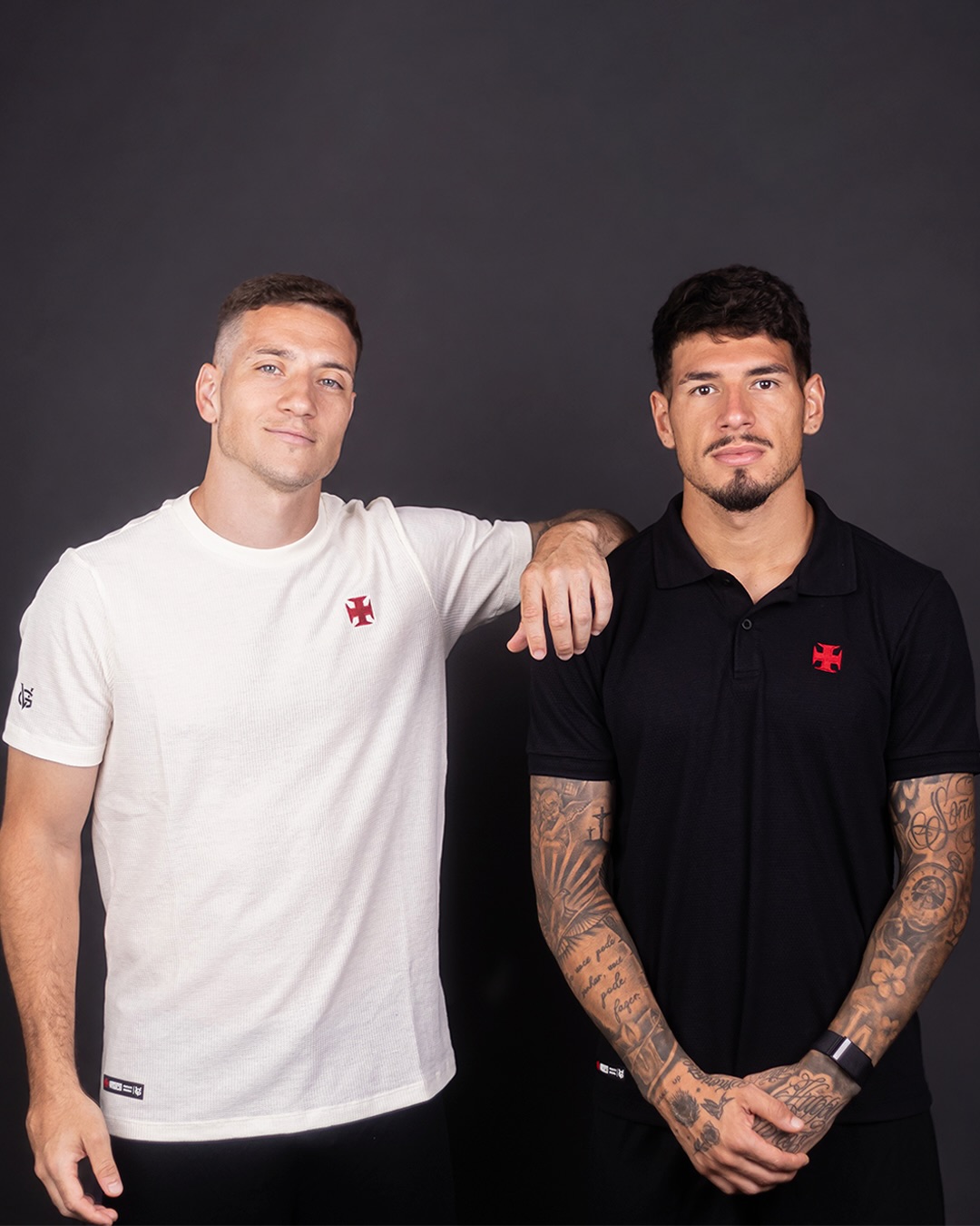 Bruno Duarte et Saldivia posent avec leur nouvelle collection de vêtements décontractés