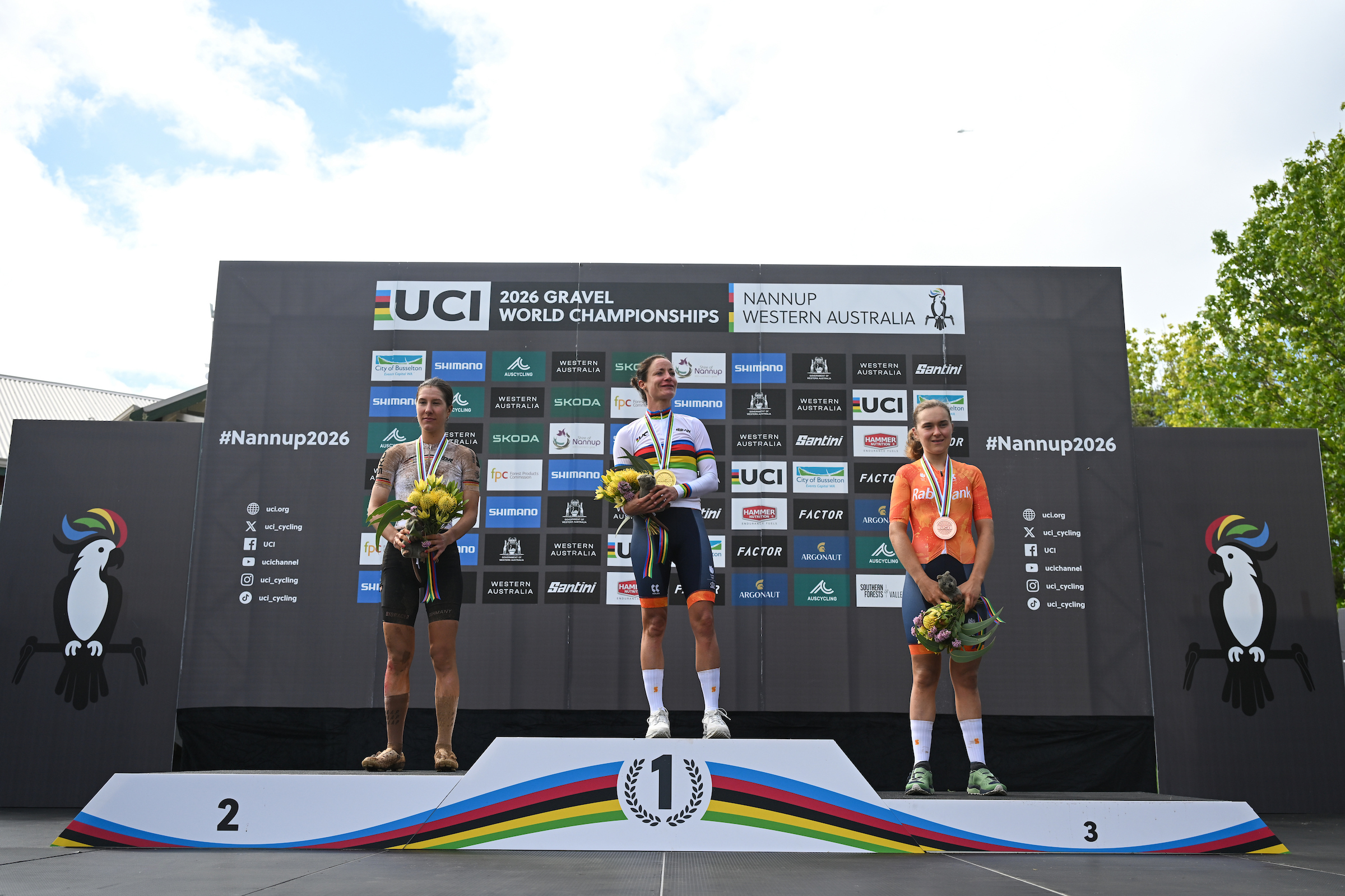 Marianne Vos remporte le titre de championne du monde de gravel 2026, Rosa Klöser deuxième et Larissa Hartog troisième.