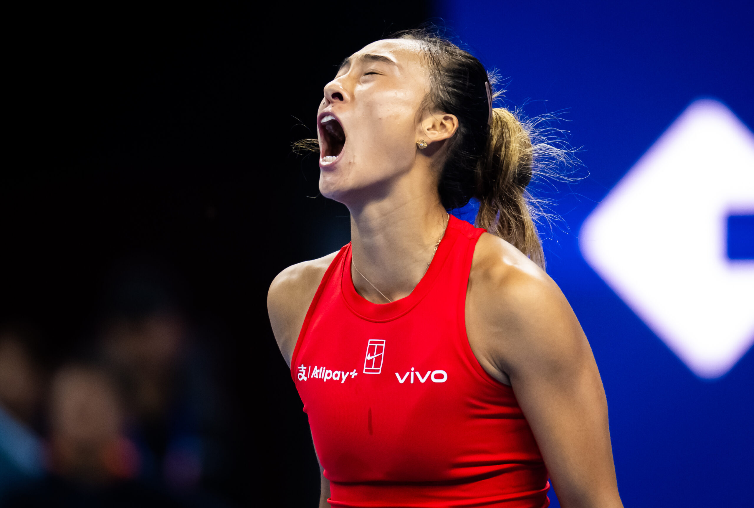 La folle remontée de Zheng en fin de saison se poursuit : elle bat Svitolina et s’offre une place en demi-finales à Pékin