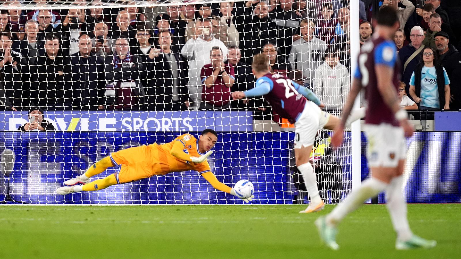 West Ham 1-1 QPR : le penalty en temps additionnel de Jarrod Bowen arrêté par Pierce Charles, les Hammers tiennent le nul à domicile à leur retour de la trêve internationale
