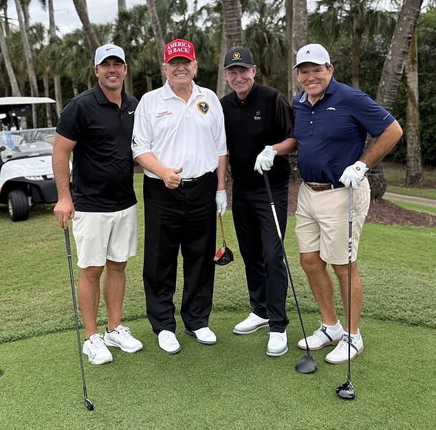Trump joue avec Brooks Koepka et Wayne Gretzky
