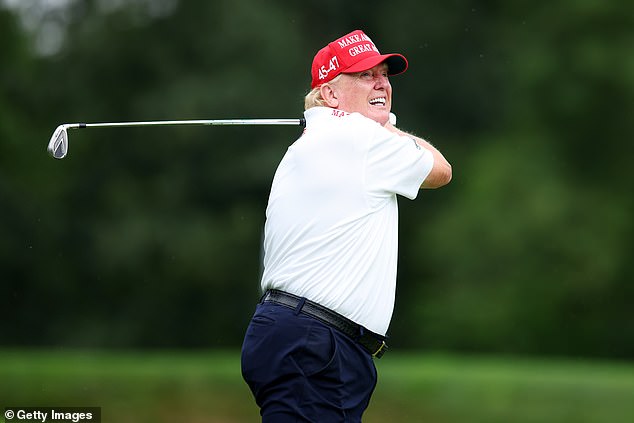 Donald Trump démontrant ses talents au golf
