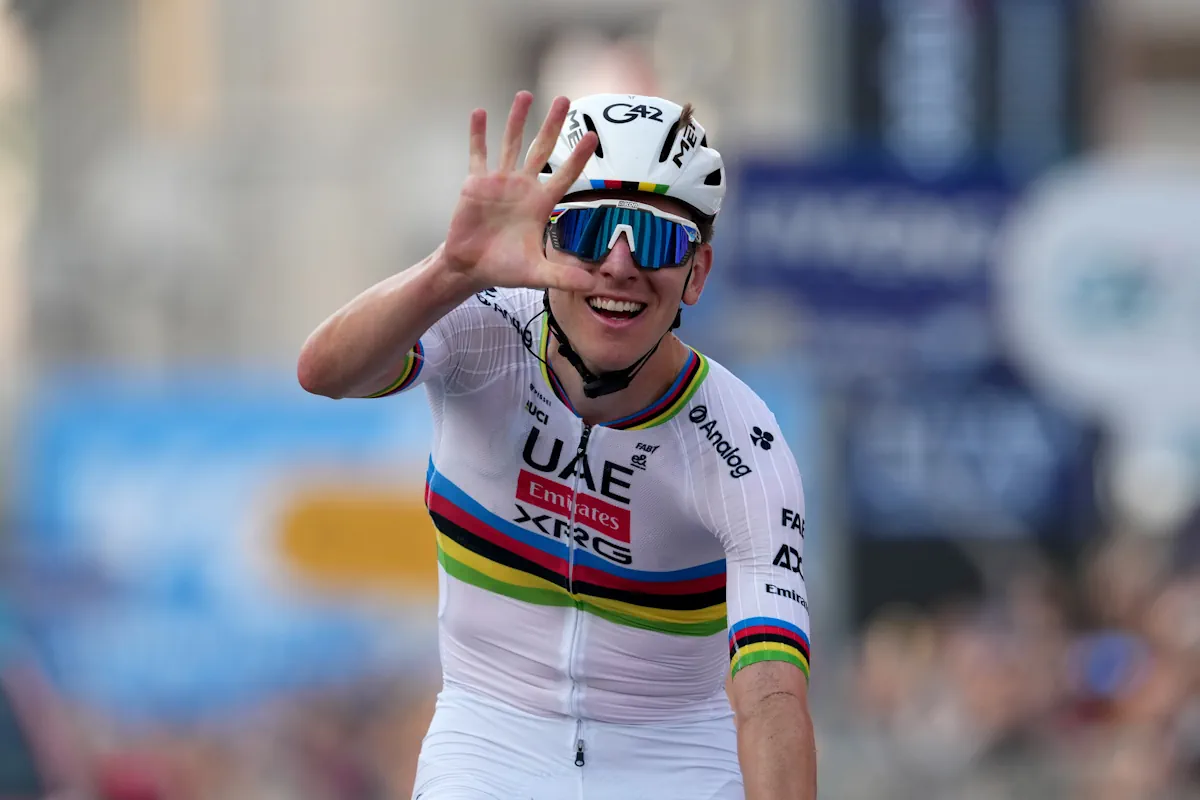 Egan Bernal, Vincenzo Nibali e Nairo Quintana incensano Tadej Pogacar: "Uno o due gradini sopra di noi"