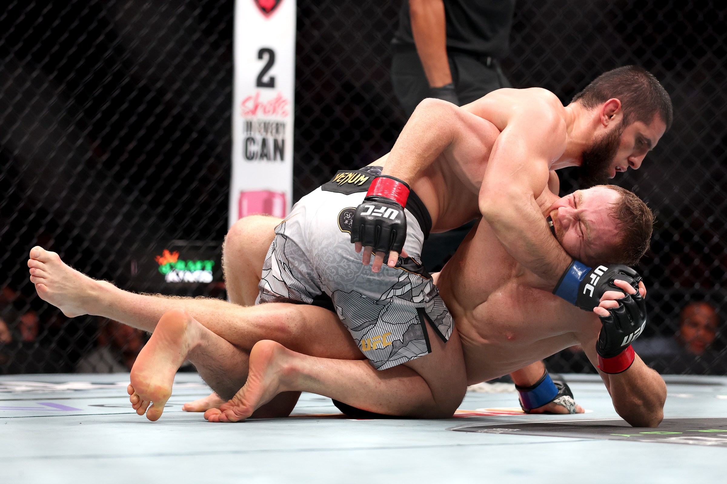 Islam Makhachev combat Jack Della Maddalena