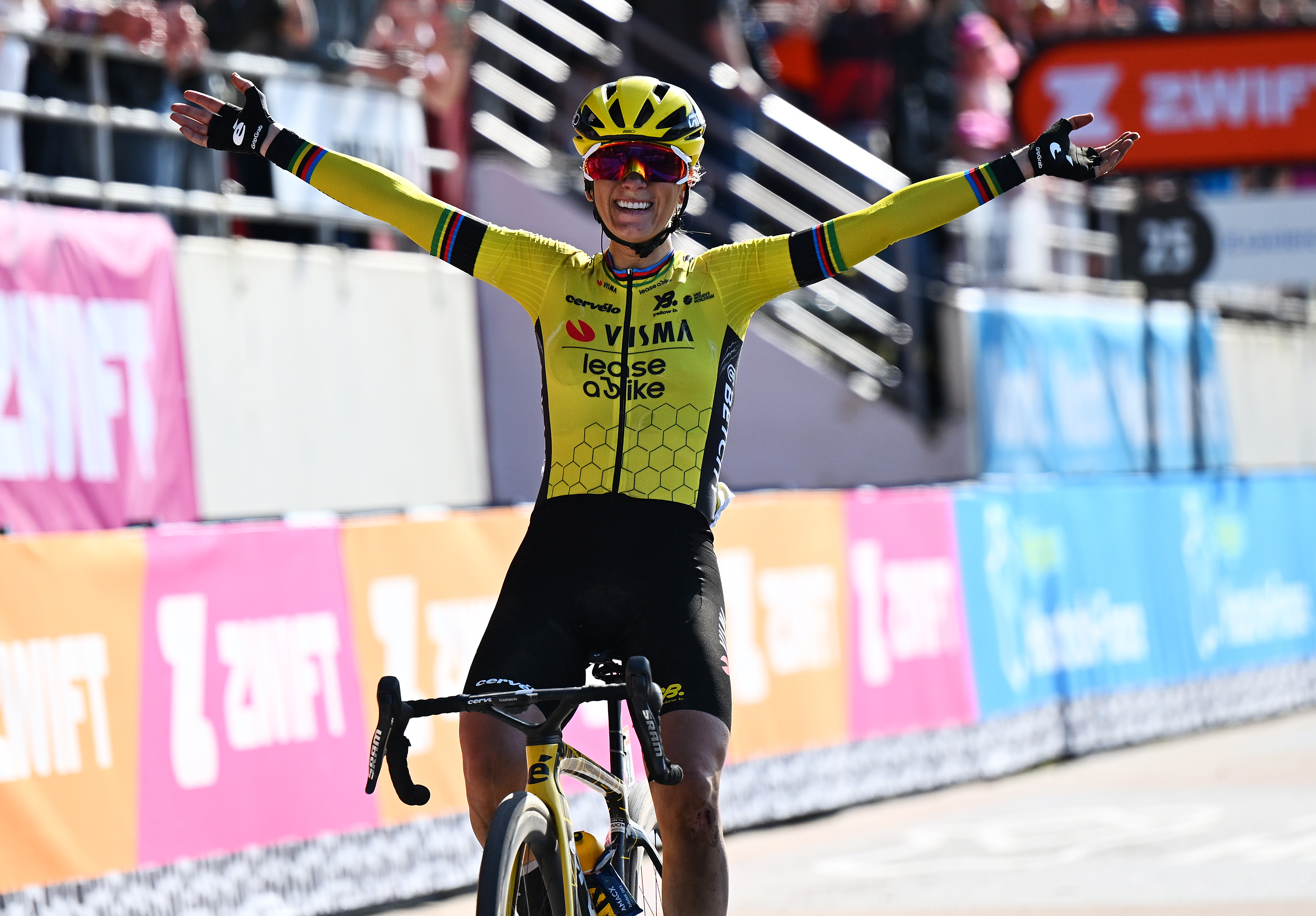 Pauline Ferrand-Prévot sur le vélodrome de Roubaix