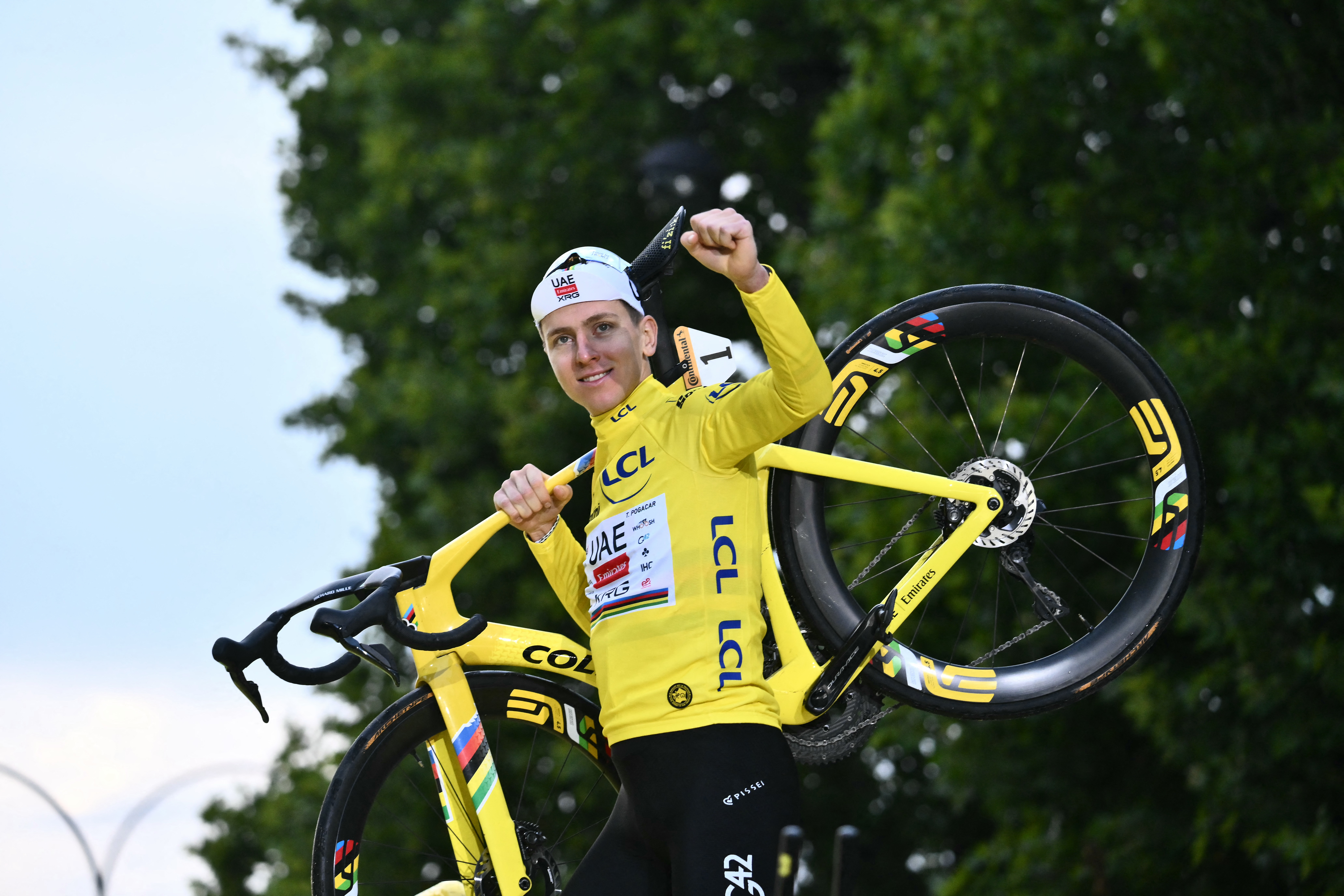 Tadej Pogačar sur le podium du Tour de France