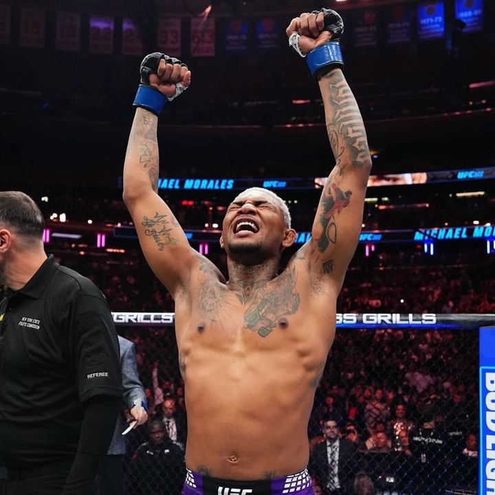 Michael Morales célèbre sa victoire contre Sean Brady à l'UFC.