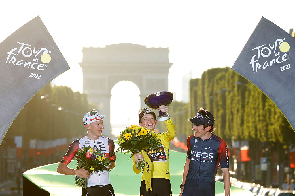 Jonas Vingegaard sur le podium final du Tour de France 2022, flanqué de Tadej Pogacar et Geraint Thomas