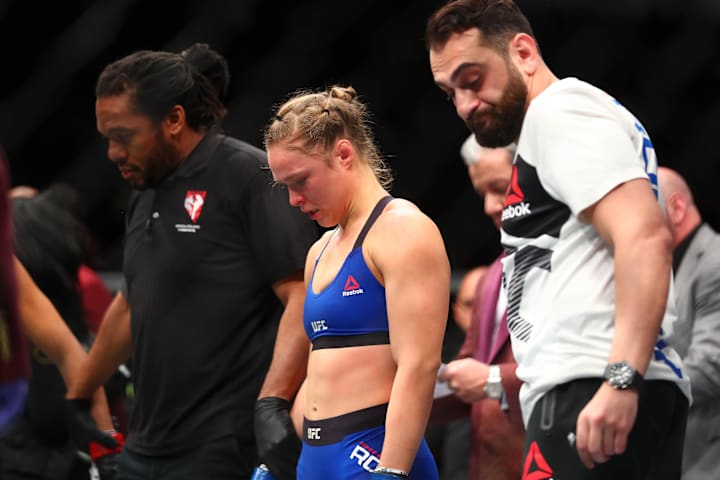 Ronda Rousey réagit après sa défaite par TKO contre Amanda Nunes lors de l'UFC 207.